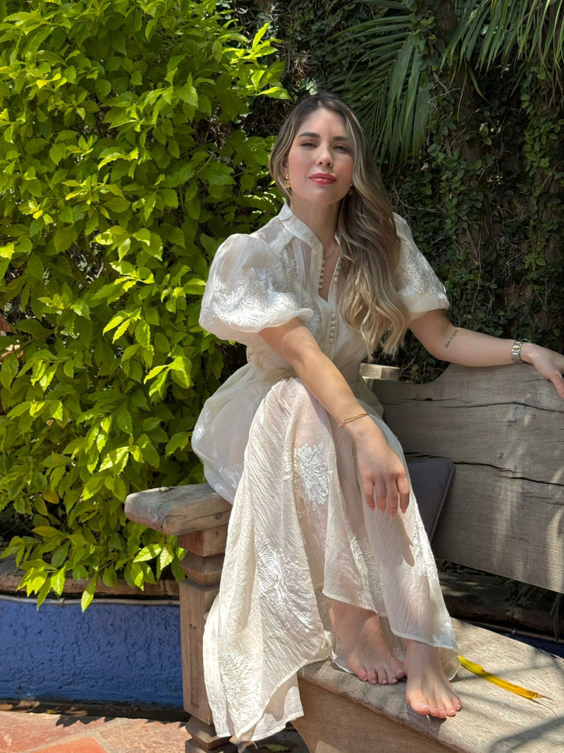 VESTIDO BEIGE LARGO DETALLE BORDADO