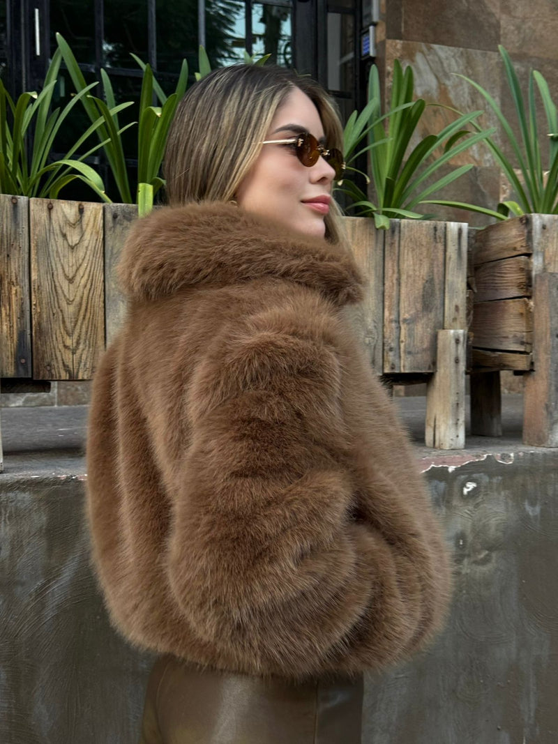 ABRIGO CORTO CAFE PELUCHE