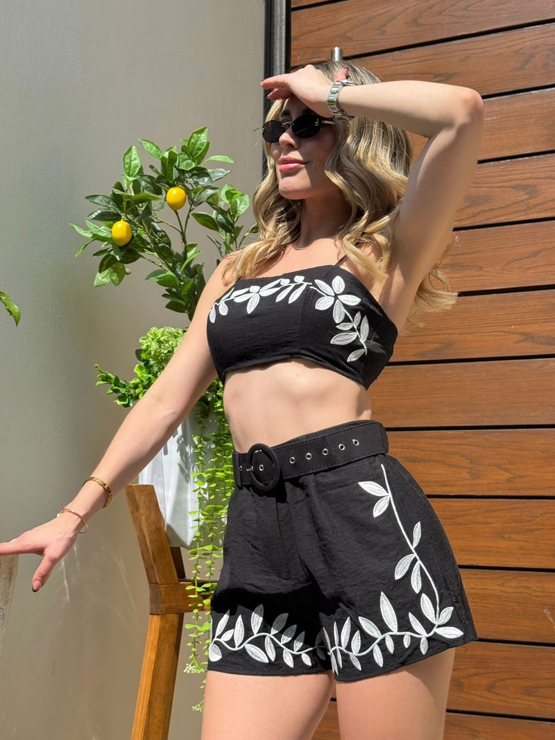 SET SHORT NEGRO HOJAS Y FLORES