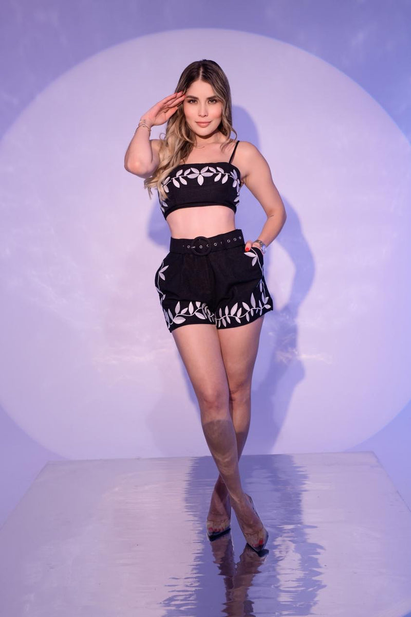 SET SHORT NEGRO HOJAS Y FLORES