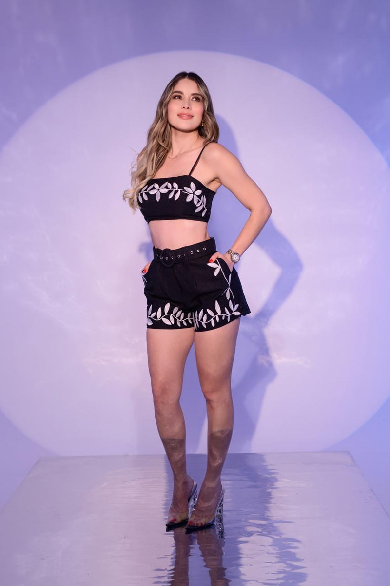 SET SHORT NEGRO HOJAS Y FLORES