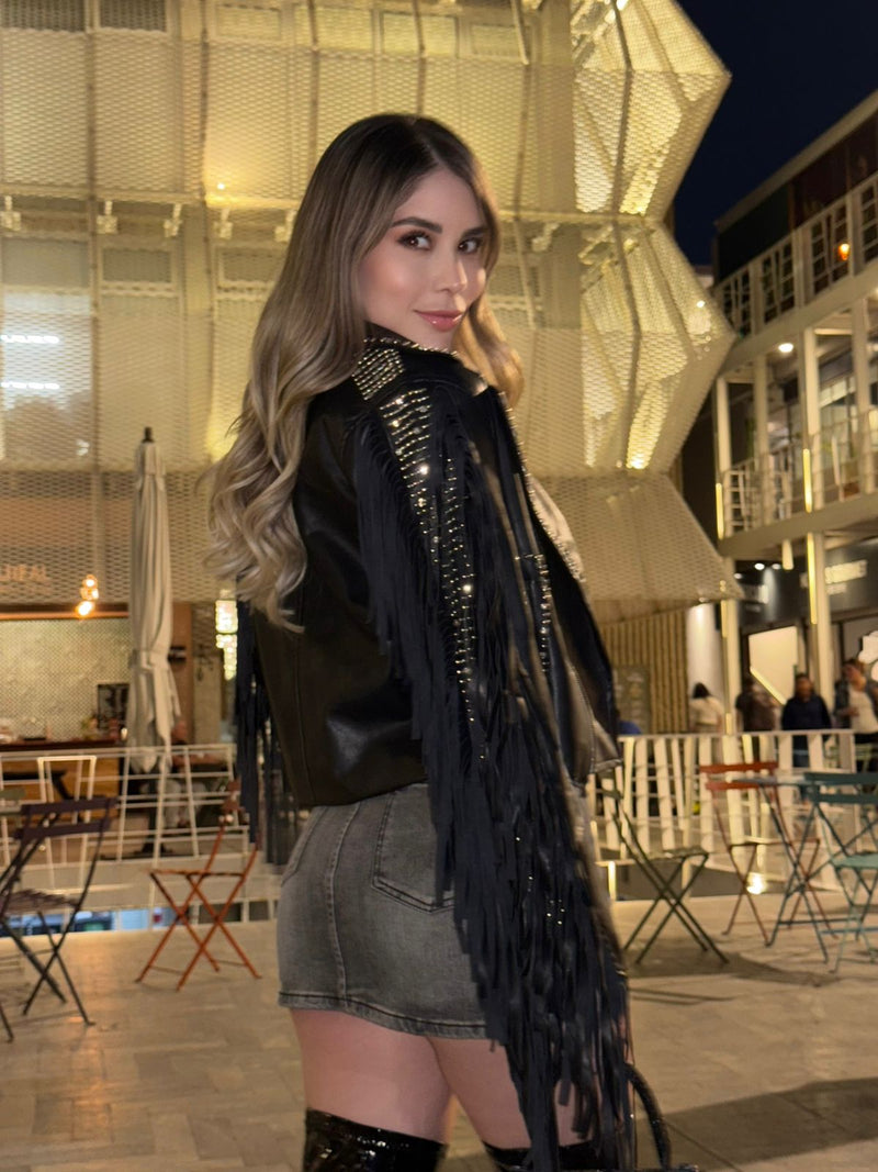 CHAMARRA NEGRA FLECOS Y ESTOPEROLES