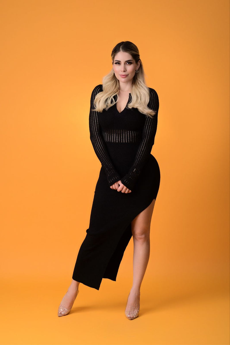 VESTIDO NEGRO TEJIDO MANGAS ORIFICIOS