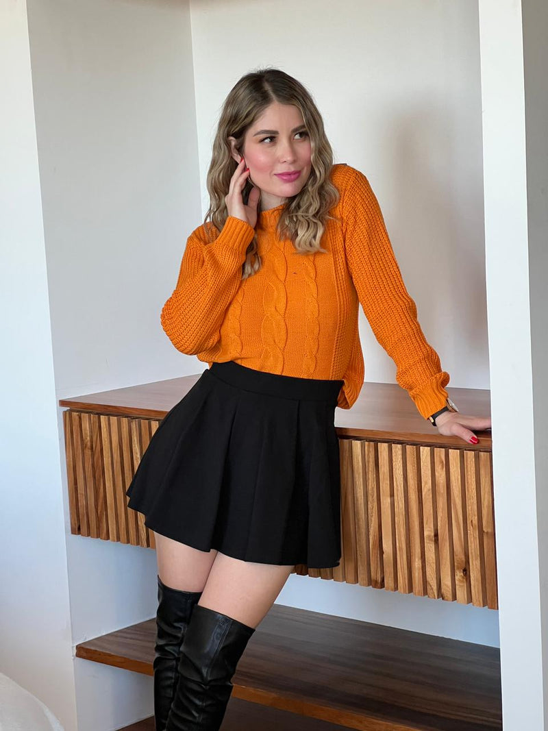 Suéter tejido naranja corto.