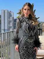 vestido negro con aplicaciones de cristal y perlas