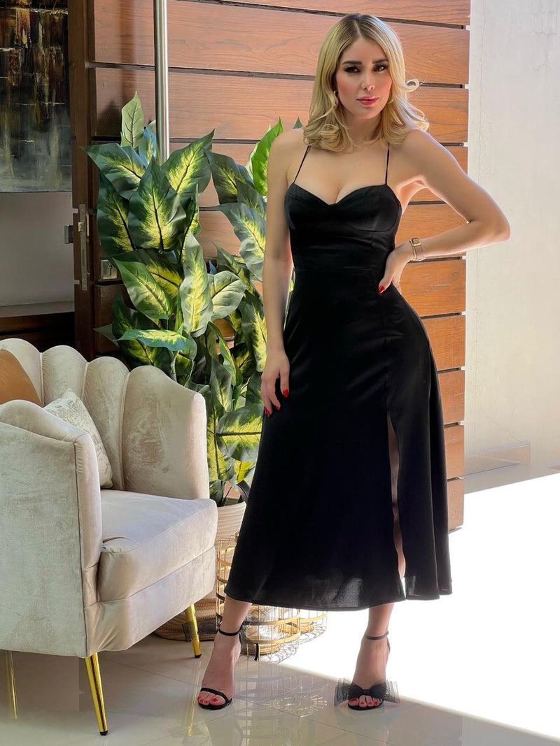 VESTIDO NEGRO ABERTURA